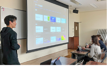 複数の先生がiPadを使ってアプリケーションの操作をしてる様子。